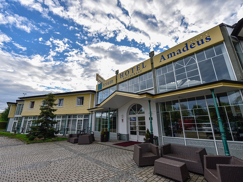 Mit Platz für bis zu 100 Hochzeitsgäste bietet das Atrium Hotel Amadeus im Burgenlandkreis den Rund-um-Service für Ihre Eheschließung. Planung, Trauung, Festessen, Unterkunft.
