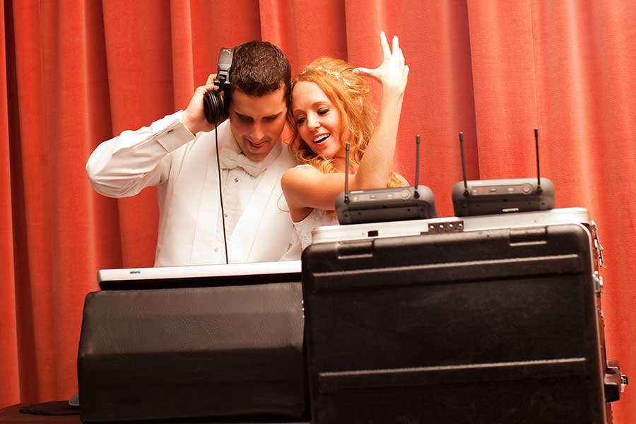 Hochzeits-DJ für ein spontanes Publikum