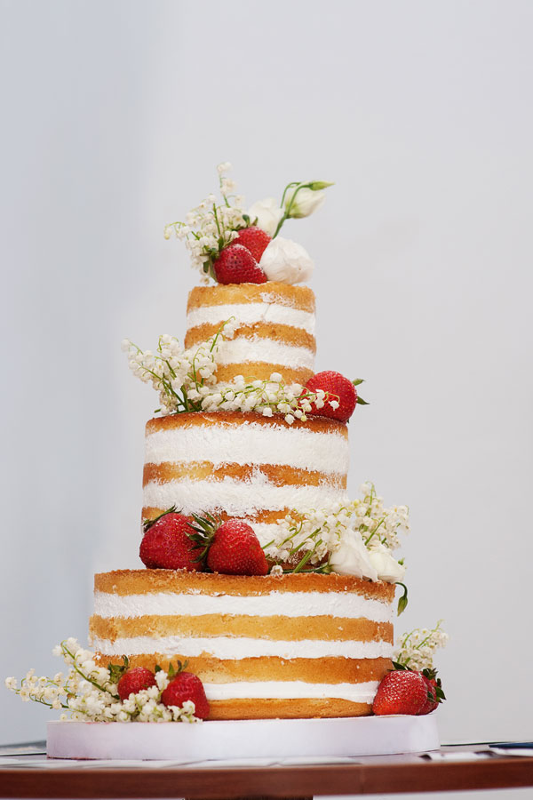 Hochzeitstorte im Naked-Cake Design mit Erdbeeren.